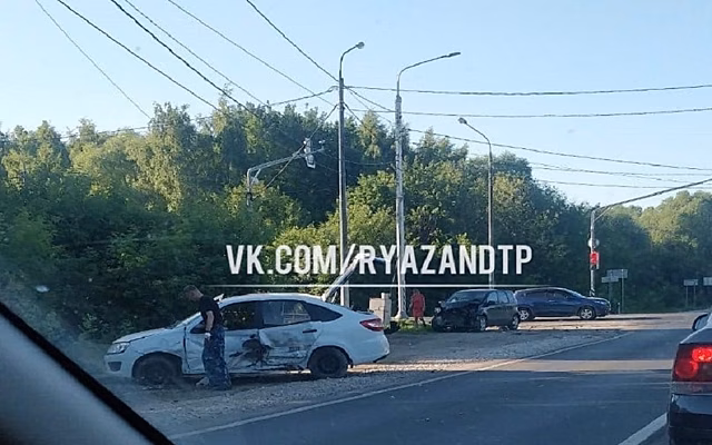 На выезде из Рязани Nissan Note и LADA Granta попали в ДТП