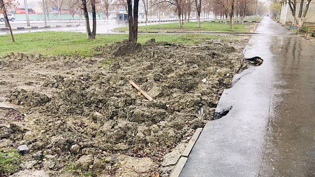 Чиновники о провале на проспекте Строителей: Коммунальщики перерыли тротуар без разрешения