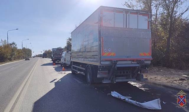 В Волгограде произошло тройное ДТП с участием грузовика и «Газели»