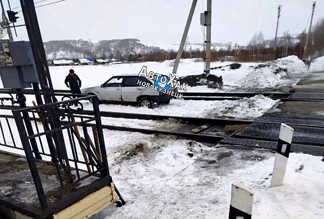 Вблизи Новокузнецка автомобиль лишился колес: очевидцы говорят о выстрелах