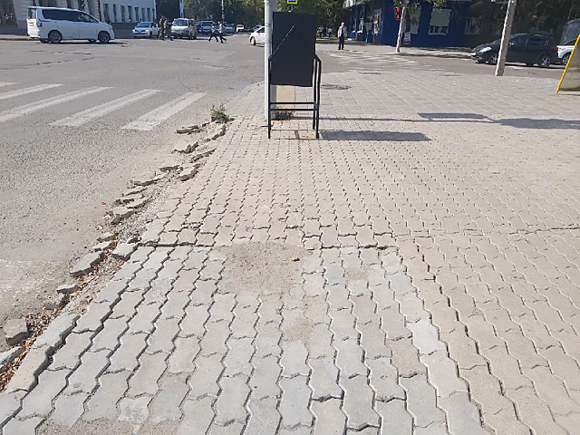 В Шимановске вандалы воруют тротуарную плитку, а в Благовещенске она просто рушится
