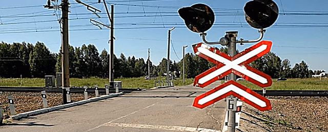 На железнодорожном переезде в Волгоградской области электропоезд столкнулся с иномаркой