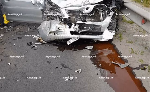 В Курске столкнулись «Toyota Camry» и «Mercedes-Benz», три человека в больнице