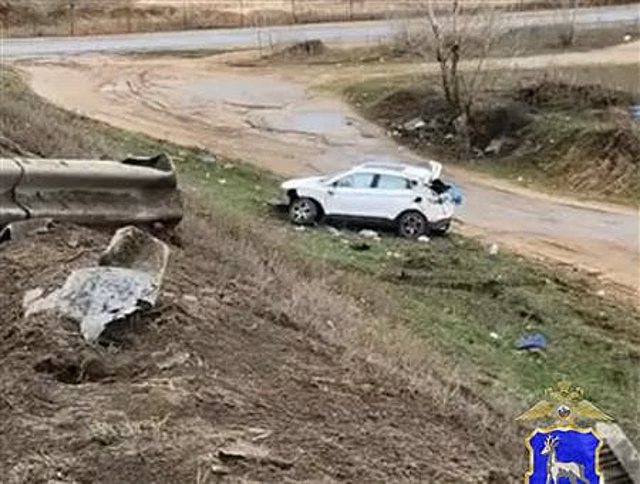 Под Самарой женщина за рулем врезалась в ограждение, после чего автомобиль отбросило в кювет