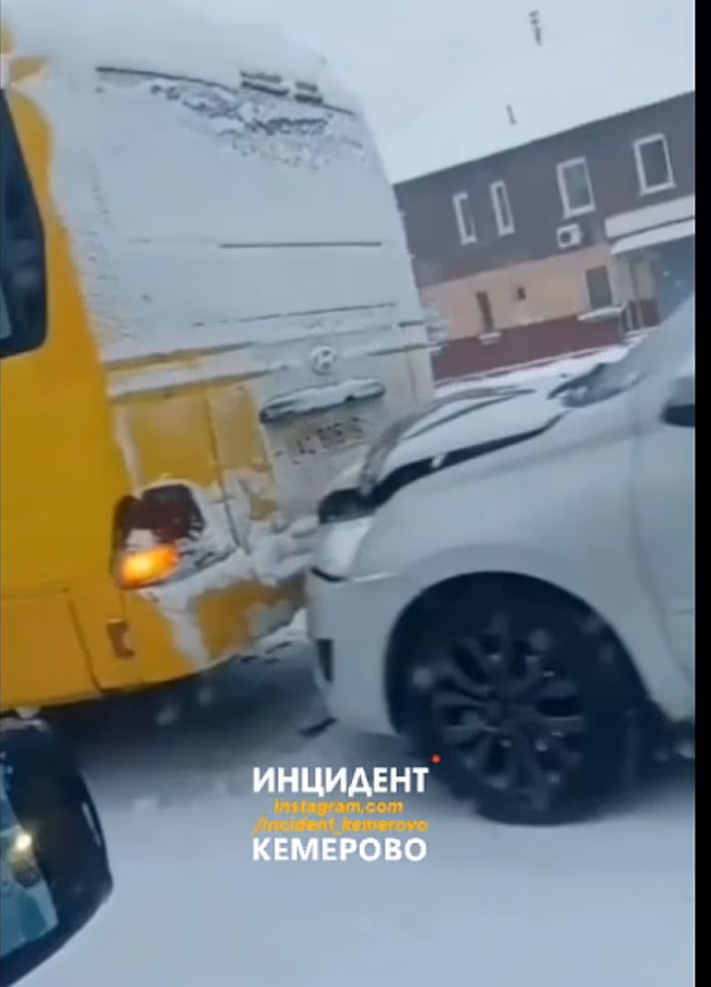 Кемеровчане опубликовали кадры ДТП с автобусом