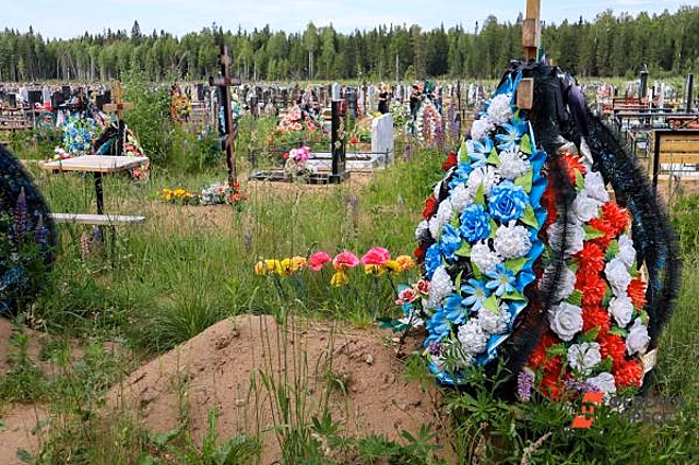 Разрытые могилы обнаружили в Хабаровске: жители подозревают местную ведьму