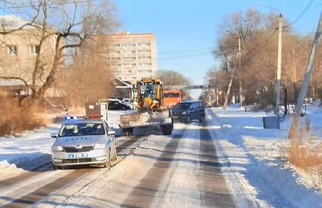 В Благовещенске автомобилисты мешают службам города чистить дороги