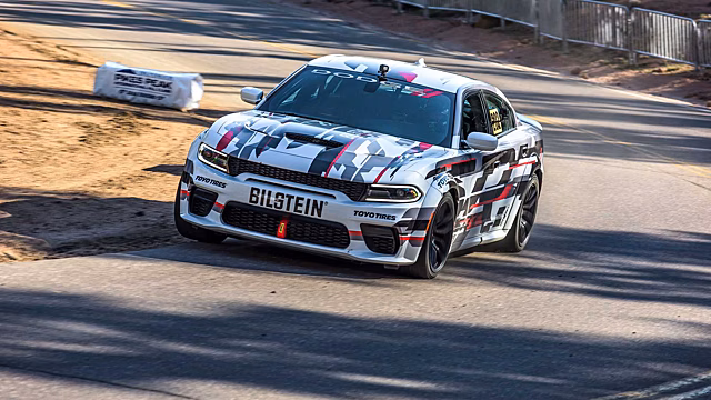 Концепт Dodge Charger Hellcat Widebody покоряет Пайкс Пик