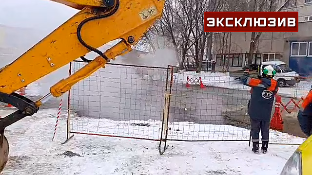 На месте коммунальной аварии в Екатеринбурге провалился асфальт