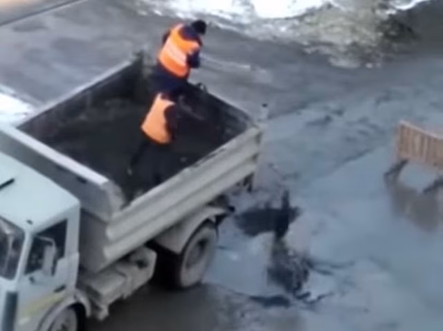 Дорожники устранили лужу в Новосибирске асфальтом