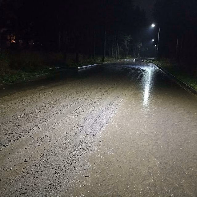 Новенький парк в Костроме превратили в труднопроходимое болото