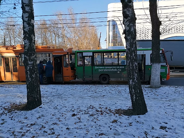 Троллейбус «догнал» маршрутку в Нижнем Новгороде: есть пострадавшие