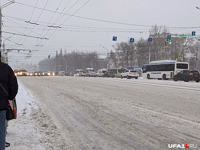 Неожиданный снегопад сковал дороги Уфы в десятибалльных пробках