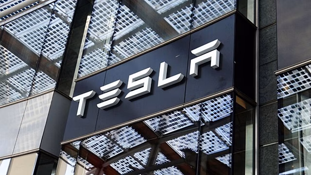 Tesla отзывает тысячи машин из-за проблем с усилителем руля
