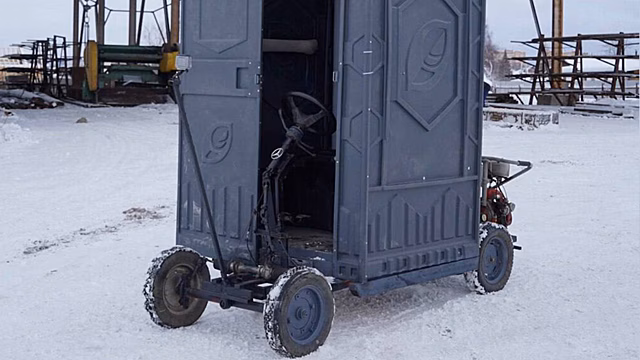 Умелец собрал автомобиль из туалетной кабинки