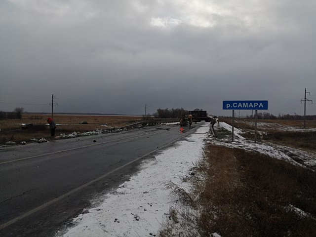 В Кинельском районе из-за КамАЗа с прицепом погиб человек