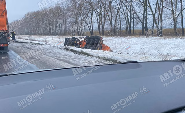 В Курской области фура съехала в кювет, упавшее дерево перегородило дорогу, а на Объездной собралась пробка