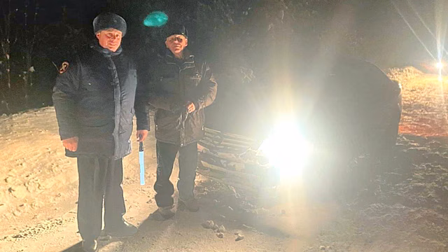 Свердловский экипаж ДПС в сильный мороз помог дедушке с внуком, чьё авто застряло в снежном плену