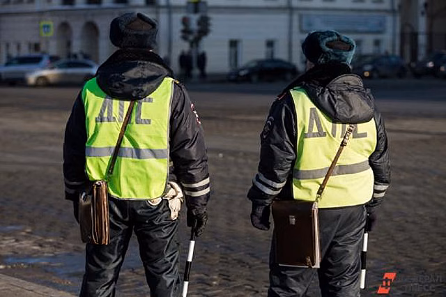 Свердловские сотрудники ГИБДД провели флешмоб в поддержку военных