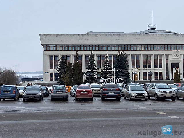 Каток на Старом Торге вновь стал парковкой