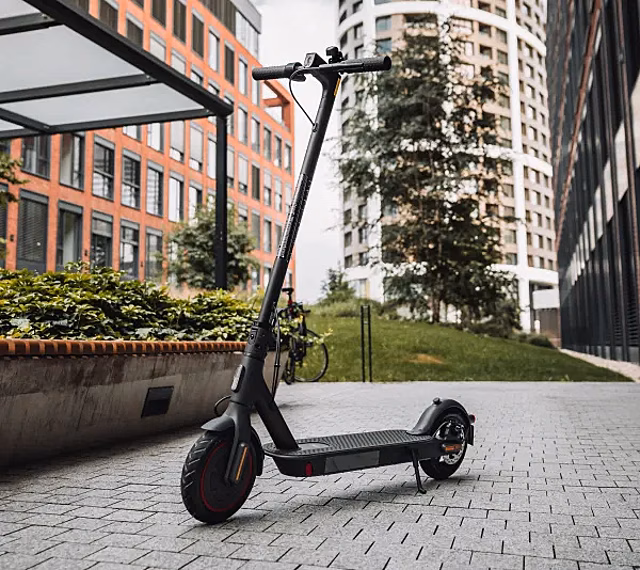 Электросамокаты на пеший лад и новая разметка: что изменится в ПДД в 2023 году