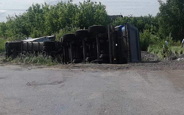 В Сапожковском районе погиб водитель опрокинувшейся фуры