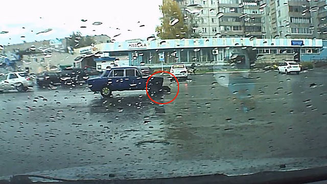 Подростки сбили пожилого мужчину и попытались скрыться