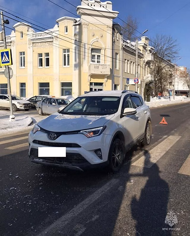 Toyota сбила двух пешеходов на «зебре» в центре Калуги