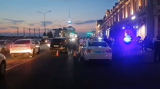 Мотоцикл влетел в иномарку на Нижневолжской набережной
