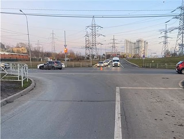 В Самаре иномарка, вылетев на перекресток на красный, спровоцировала ДТП