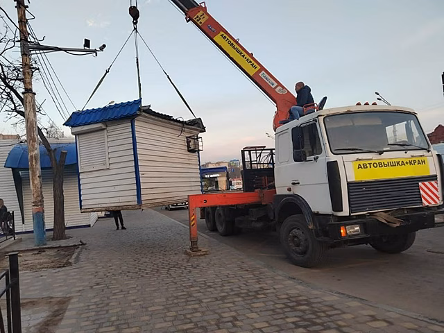 У астраханского железнодорожного вокзала снесли незаконные ларьки