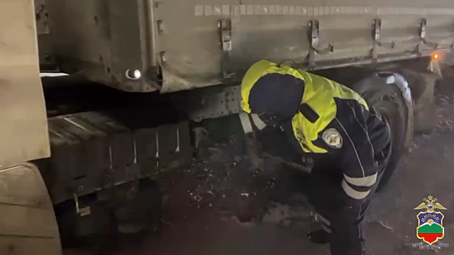 В Карачаево-Черкесии госавтоинспекторы помогли водителю большегруза, заглохшего в сильную метель