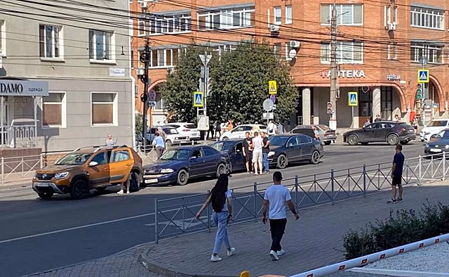 В Курске на ул.Радищева столкнулись четыре автомобиля