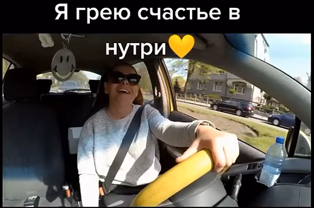 Видеокамера, машина и житейские истории. Как водитель такси из Калининграда стала звездой Тик-Тока