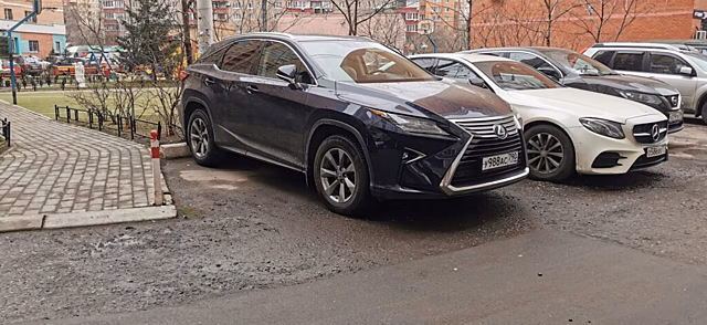 В Новосибирск из Казахстана привезли новые японские леворульные авто на 30% дешевле рынка