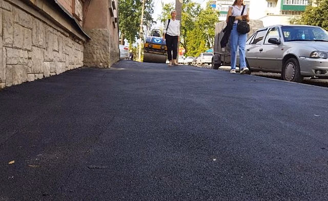 В Курске на улице Перекальского положили 400 квадратных метров асфальтобетона