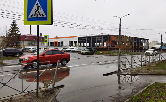 В Курске лужи на дороге объяснили ливневками старой застройки