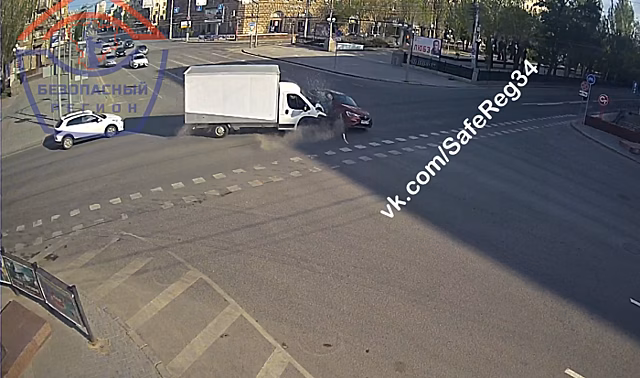 В Волгограде жесткое ДТП с перевернувшейся легковушкой попало на видео
