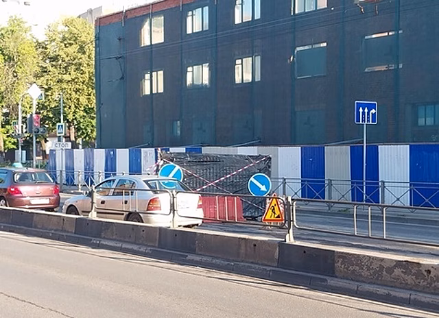 Провал в полтора метра: яму на Московском, из-за которой на проспекте второй день пробки, огородили