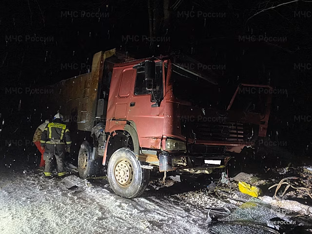 Водитель самосвала попал в больницу после ДТП в карьере