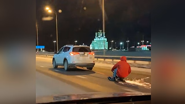 Недетское развлечение: в Воронеже неизвестный проехался на привязанном к авто снегоходе
