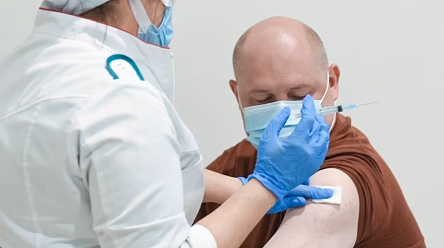 100 тысяч жителей Севастополя сделали первую прививку от COVID-19
