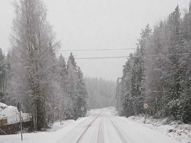 Дорогу на Лососинное замело: ГИБДД Петрозаводска выпустила предупреждение для водителей