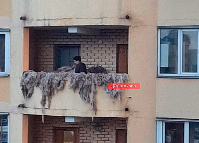 На балконе дома в Подмосковье заметили шкуры баранов