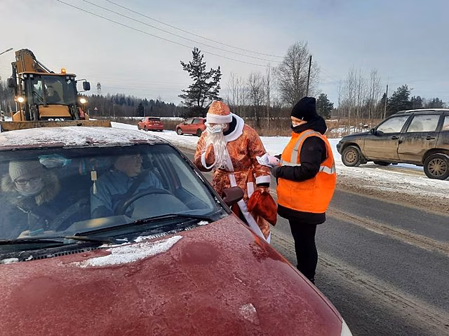 В Петрозаводске «железнодорожный» Дед Мороз поздравил автомобилистов с Новым годом
