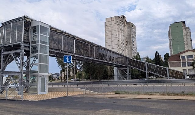 В Волгограде завершают строительство модульного надземного пешеходного перехода