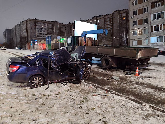 Пьяная ижевчанка на «Гранте» врезалась в грузовик и получила множество травм