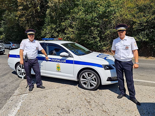 В Сочи сотрудники ГИБДД на руках доставили в больницу туриста с острой болью в животе