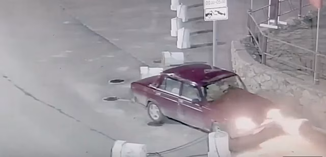 В Дубне водитель "Жигулей" на скорости снес парковочные столбы