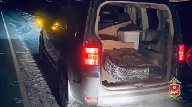 В Хакасии инспекторы ДПС оказали помощь пожилой семейной паре, поменяв пробитое колесо на их машине